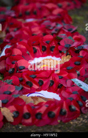 Mohn Kränze niedergelegt, an der Basis ein Kriegerdenkmal Stockfoto