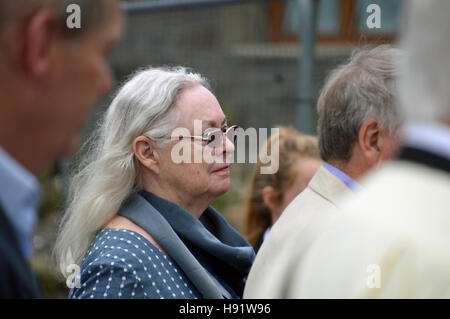 Gillian Clarke, nationalen Dichter von Wales, Teilnahme an der Enthüllung einer Gedenktafel am ehemaligen Wohnhaus des Dichters Alun Lewis in Aberdare Stockfoto