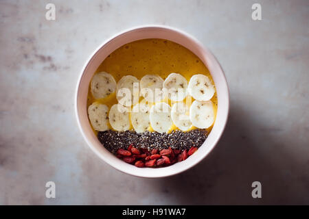 Smoothie-Schüssel mit Banane, Chia-Samen und Goji-Beeren Stockfoto