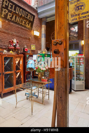 Chile, Santiago, Yungay Nachbarschaft, Innenansicht des Peluqueria Francesa Boulevard Lavaud Restaurants. Stockfoto