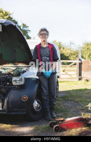 Porträt von einem älteren weiblichen Kfz-Mechaniker Stockfoto