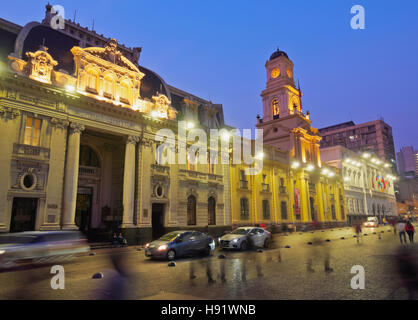 Chile Santiago Plaza de Armas Twilight Blick auf das zentrale Postgebäude und dem Royal Court Palace-Gehäuse Stockfoto