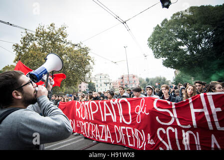 Rom, Italien. 17. November 2016. Tausende von Studenten gehen auf die Straße, das International Students' Day zu markieren und zu protest gegen Premierminister Matteo Renzi "Die gute Schule" Bildungsreform Richtlinien fordern das Recht auf Bildung um kostenlose Bildung in Rom zu erreichen. International Students' Day ist eine internationale Beachtung der Studentenschaft, jährlich am 17. November statt. Ursprünglich zum Gedenken an die Nazi-deutschen Erstürmung der tschechischen Hochschulen im Jahr 1939 und die anschließende Tötung und Versenden von Studenten in die Konzentrationslager. Bildnachweis: Pazifische Presse/Alamy Live-Nachrichten Stockfoto