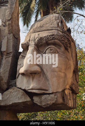 Chile Santiago Plaza de Armas Ansicht des Denkmals für die indischen Villages(Monumento al Pueblo Indigena) von Enrique Villalobos. Stockfoto