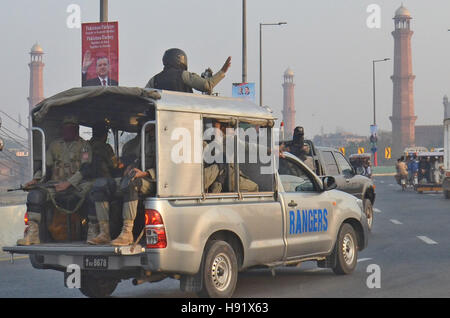 Lahore, Pakistan. 17. November 2016. Pakistanische Sicherheitskräfte gesehen patrouillieren Warnung um jeden Zwischenfall anlässlich des Besuchs des türkischen Präsidenten Recep Tayyip Erdogan in Lahore zu verhindern. Bildnachweis: Rana Sajid Hussain/Pacific Press/Alamy Live-Nachrichten Stockfoto