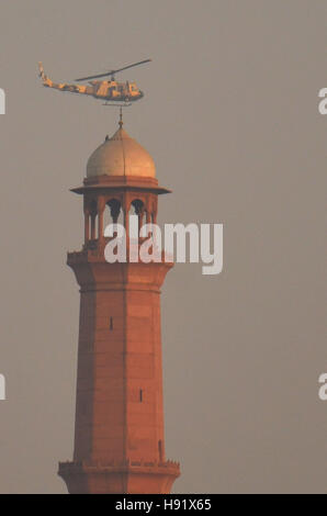 Lahore, Pakistan. 17. November 2016. Pakistanische Militärhubschrauber gesehen patrouillieren über die Bereiche der Landeshauptstadt anlässlich des Besuchs des türkischen Präsidenten Recep Tayyip Erdogan in Lahore. Bildnachweis: Rana Sajid Hussain/Pacific Press/Alamy Live-Nachrichten Stockfoto