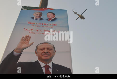 Lahore, Pakistan. 17. November 2016. Pakistanische Militärhubschrauber gesehen patrouillieren über die Bereiche der Landeshauptstadt anlässlich des Besuchs des türkischen Präsidenten Recep Tayyip Erdogan in Lahore. Bildnachweis: Rana Sajid Hussain/Pacific Press/Alamy Live-Nachrichten Stockfoto