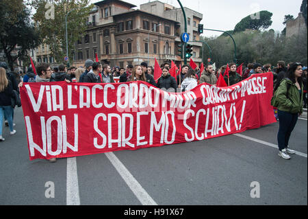 Rom, Italien. 17. November 2016. Etwa zweitausend Studenten gezeigt, um die International Day of Students gedenken und gegen "Gute Schule" aus Renzi Regierung, die nicht das Recht auf Bildung und freie Bildung garantiert. Bildnachweis: Leo Claudio De Petris/Pacific Press/Alamy Live-Nachrichten Stockfoto