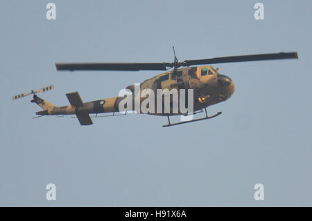 Lahore, Pakistan. 17. November 2016. Pakistanische Militärhubschrauber gesehen patrouillieren über die Bereiche der Landeshauptstadt anlässlich des Besuchs des türkischen Präsidenten Recep Tayyip Erdogan in Lahore. Bildnachweis: Rana Sajid Hussain/Pacific Press/Alamy Live-Nachrichten Stockfoto