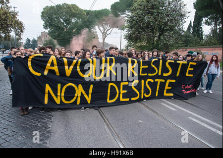 Rom, Italien. 17. November 2016. Etwa zweitausend Studenten gezeigt, um die International Day of Students gedenken und gegen "Gute Schule" aus Renzi Regierung, die nicht das Recht auf Bildung und freie Bildung garantiert. Bildnachweis: Leo Claudio De Petris/Pacific Press/Alamy Live-Nachrichten Stockfoto