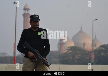 Lahore, Pakistan. 17. November 2016. Pakistanische Person stehenden Sicherheitswarnung zu jedem Zwischenfall anlässlich des Besuchs des türkischen Präsidenten Recep Tayyip Erdogan in Lahore zu verhindern. Bildnachweis: Rana Sajid Hussain/Pacific Press/Alamy Live-Nachrichten Stockfoto