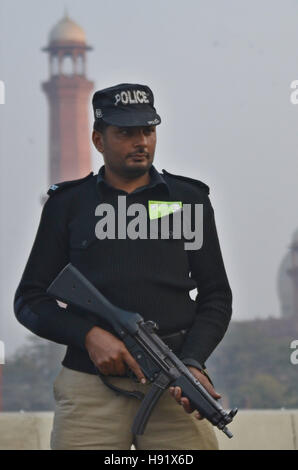 Lahore, Pakistan. 17. November 2016. Pakistanische Person stehenden Sicherheitswarnung zu jedem Zwischenfall anlässlich des Besuchs des türkischen Präsidenten Recep Tayyip Erdogan in Lahore zu verhindern. Bildnachweis: Rana Sajid Hussain/Pacific Press/Alamy Live-Nachrichten Stockfoto