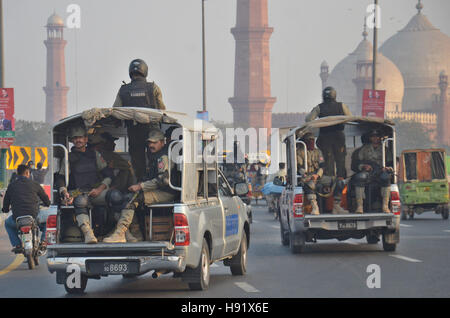 Lahore, Pakistan. 17. November 2016. Pakistanische Sicherheitskräfte gesehen patrouillieren Warnung um jeden Zwischenfall anlässlich des Besuchs des türkischen Präsidenten Recep Tayyip Erdogan in Lahore zu verhindern. Bildnachweis: Rana Sajid Hussain/Pacific Press/Alamy Live-Nachrichten Stockfoto