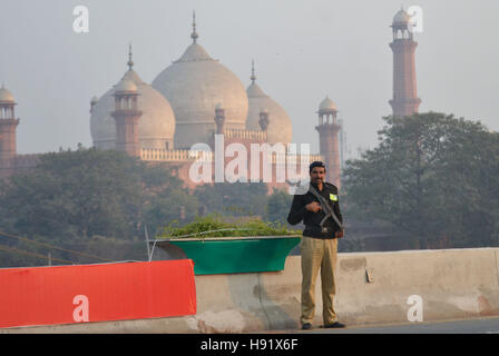 Lahore, Pakistan. 17. November 2016. Pakistanische Person stehenden Sicherheitswarnung zu jedem Zwischenfall anlässlich des Besuchs des türkischen Präsidenten Recep Tayyip Erdogan in Lahore zu verhindern. Bildnachweis: Rana Sajid Hussain/Pacific Press/Alamy Live-Nachrichten Stockfoto