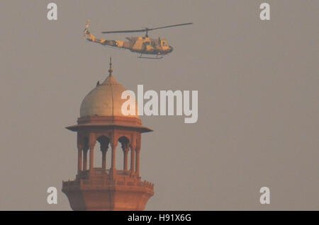 Lahore, Pakistan. 17. November 2016. Pakistanische Militärhubschrauber gesehen patrouillieren über die Bereiche der Landeshauptstadt anlässlich des Besuchs des türkischen Präsidenten Recep Tayyip Erdogan in Lahore. Bildnachweis: Rana Sajid Hussain/Pacific Press/Alamy Live-Nachrichten Stockfoto