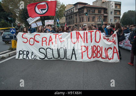 Rom, Italien. 17. November 2016. Etwa zweitausend Studenten gezeigt, um die International Day of Students gedenken und gegen "Gute Schule" aus Renzi Regierung, die nicht das Recht auf Bildung und freie Bildung garantiert. Bildnachweis: Leo Claudio De Petris/Pacific Press/Alamy Live-Nachrichten Stockfoto