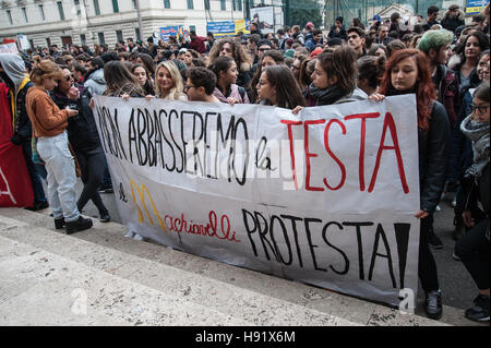 Rom, Italien. 17. November 2016. Etwa zweitausend Studenten gezeigt, um die International Day of Students gedenken und gegen "Gute Schule" aus Renzi Regierung, die nicht das Recht auf Bildung und freie Bildung garantiert. Bildnachweis: Leo Claudio De Petris/Pacific Press/Alamy Live-Nachrichten Stockfoto