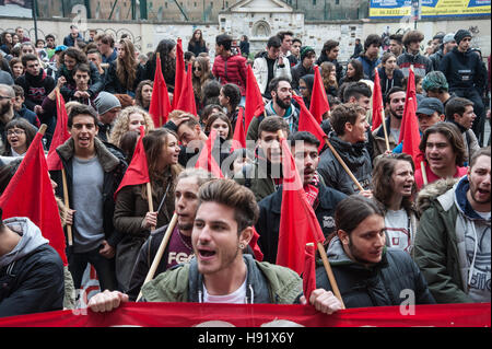 Rom, Italien. 17. November 2016. Etwa zweitausend Studenten gezeigt, um die International Day of Students gedenken und gegen "Gute Schule" aus Renzi Regierung, die nicht das Recht auf Bildung und freie Bildung garantiert. Bildnachweis: Leo Claudio De Petris/Pacific Press/Alamy Live-Nachrichten Stockfoto