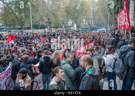 Rom, Italien. 17. November 2016. Etwa zweitausend Studenten gezeigt, um die International Day of Students gedenken und gegen "Gute Schule" aus Renzi Regierung, die nicht das Recht auf Bildung und freie Bildung garantiert. Bildnachweis: Leo Claudio De Petris/Pacific Press/Alamy Live-Nachrichten Stockfoto