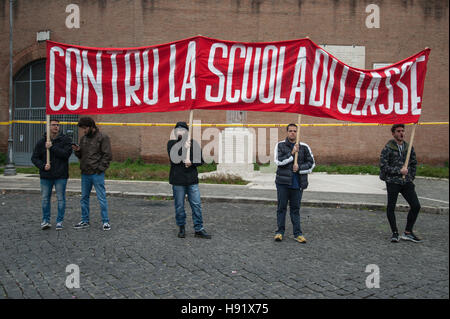 Rom, Italien. 17. November 2016. Etwa zweitausend Studenten gezeigt, um die International Day of Students gedenken und gegen "Gute Schule" aus Renzi Regierung, die nicht das Recht auf Bildung und freie Bildung garantiert. Bildnachweis: Leo Claudio De Petris/Pacific Press/Alamy Live-Nachrichten Stockfoto