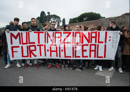 Rom, Italien. 17. November 2016. Etwa zweitausend Studenten gezeigt, um die International Day of Students gedenken und gegen "Gute Schule" aus Renzi Regierung, die nicht das Recht auf Bildung und freie Bildung garantiert. Bildnachweis: Leo Claudio De Petris/Pacific Press/Alamy Live-Nachrichten Stockfoto