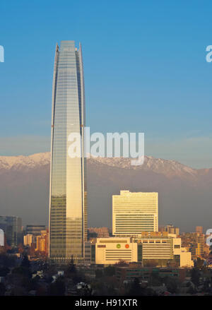 Chile-Santiago-Blick vom Parque Metropolitano in Richtung erhöhter Hochhäuser mit Costanera Center Tower das höchste Stockfoto