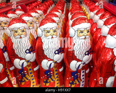 Lasten der Weihnachtsmann Schokolade Figuren. Closeup Stockfoto