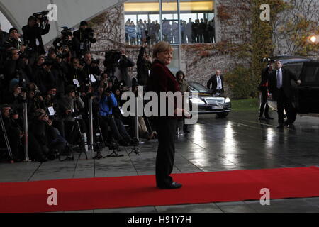 Berlin, Deutschland. 17. November 2016. Bundeskanzlerin Angela Merkel auf dem roten Teppich vor dem Bundeskanzleramt. Bildnachweis: Simone KuhlmeyPacific Presse/Alamy Live-Nachrichten Stockfoto