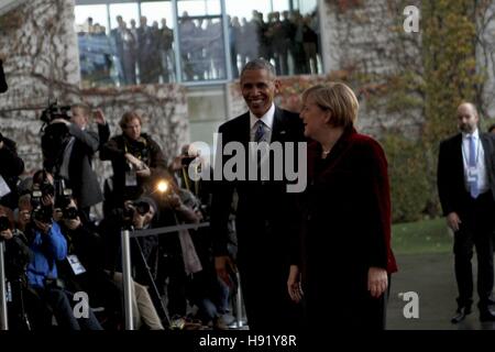 Berlin, Deutschland. 17. November 2016. Präsident Barack Obama und Bundeskanzlerin Angela Merkel auf dem roten Teppich vor dem Bundeskanzleramt. Bildnachweis: Simone KuhlmeyPacific Presse/Alamy Live-Nachrichten Stockfoto