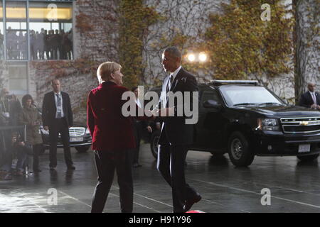 Berlin, Deutschland. 17. November 2016. Präsident Barack Obama und Bundeskanzlerin Angela Merkel auf dem roten Teppich vor dem Bundeskanzleramt. Bildnachweis: Simone KuhlmeyPacific Presse/Alamy Live-Nachrichten Stockfoto