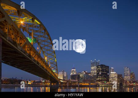 FORT PITT BRÜCKE MONONGAHELA RIVER SKYLINE VON DOWNTOWN PITTSBURGH PENNSYLVANIA USA Stockfoto