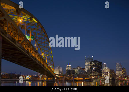 FORT PITT BRÜCKE MONONGAHELA RIVER SKYLINE VON DOWNTOWN PITTSBURGH PENNSYLVANIA USA Stockfoto