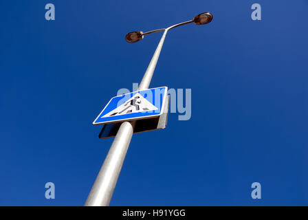 Zeichen, Spalte der Beleuchtung gegen den dunkelblauen Himmel zu führen. Stockfoto