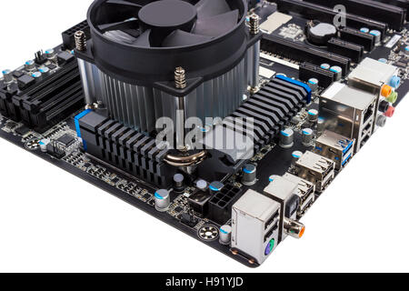 Computer Motherboard isoliert auf weißem Hintergrund mit CPU-Kühler Stockfoto