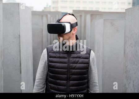 Mann trägt VR virtual-Reality-Kopfhörer in Berlin Deutschland Stockfoto