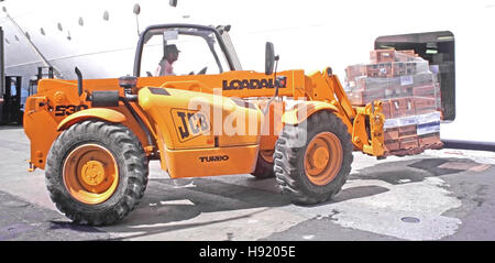 Gabelstapler-LKW-Fahrer fahren JCB Gabelstapler verladen Kreuzfahrt Schiff Liner halten mit Last Bestimmungen gestapelt auf Palette Charlotte Amalie USVI Usa  Stockfoto