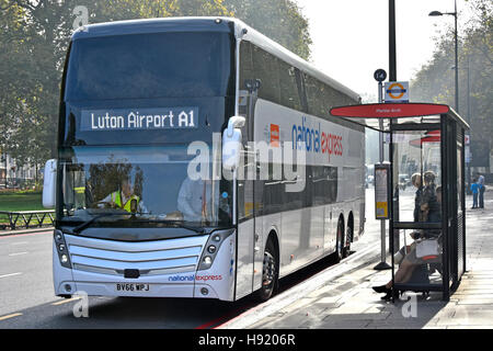 National Express ÖPNV Doppeldecker Reisebus & Treiber für Luton Flughafen warten an Marble Arch Bushaltestelle im Park Lane London England UK Stockfoto