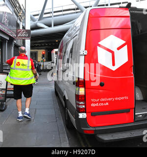 DPD Logistik van Lieferung Mann Fahrer tragen Paket an Adresse in London England UK tragen Gesundheit & hohe Vis Sicherheitsweste. Stockfoto