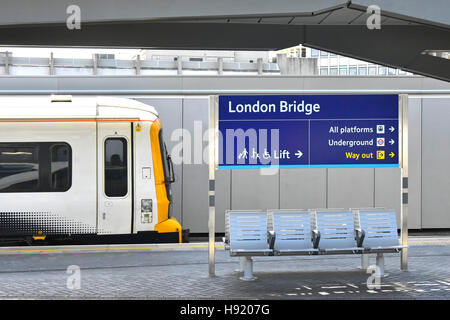 Ankunft im renovierten Plattform Einrichtungen im Bahnhof London Bridge Bestandteil einer großen öffentlichen Verkehrsmitteln Wiederaufbau Infrastrukturprojekt zu trainieren Stockfoto