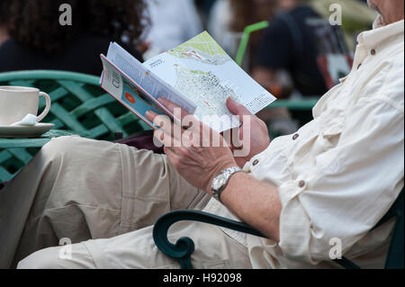 Touristischen liest sitzen im Freien in Kuba Reiseführer Stockfoto
