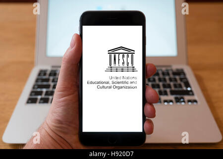 Verwendung von iPhone Smartphone anzuzeigende Website Logo der UNESCO Stockfoto