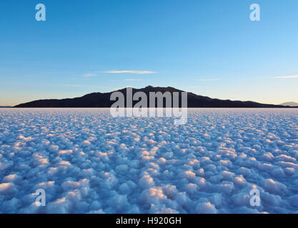 Bolivien, Potosi Department, Daniel Campos Provinz, Blick auf den Salar de Uyuni, der größte Salz Wohnung in der Welt bei Sonnenuntergang. Stockfoto