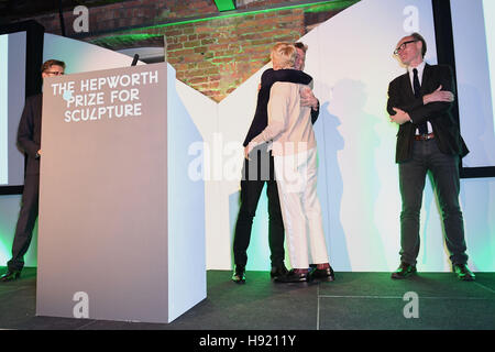 NUR zur redaktionellen Nutzung Christopher Bailey, creative Director von Burberry (Mitte) gratuliert Helen Marten, gewann den ersten Hepworth-Preis für Skulptur, während einer feierlichen Preisverleihung in The Hepworth Wakefield Gallery in West Yorkshire. Stockfoto