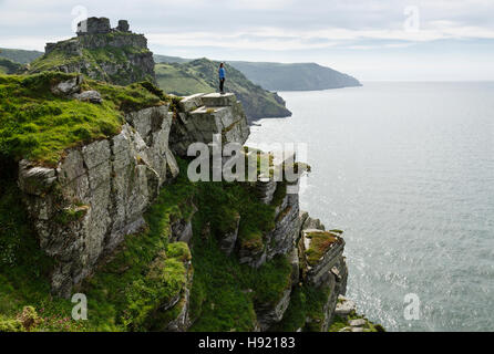 Mädchen genießen Sie den Blick von der Klippe im Tal des Rocks (Castle Rock hinter), in der Nähe von Lynton, Exmoor National Park, Devon Stockfoto