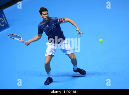 Österreichs Dominic Thiem in Aktion gegen Kanadas Milos Raonic tagsüber fünf von Barclays ATP World Tour Finals in The O2, London. Stockfoto