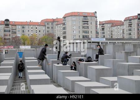 Touristen stehen fotografieren auf das Denkmal für die ermordeten Juden Europas in Berlin, Deutschland, Europa, EU KATHY DEWITT Stockfoto