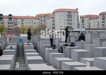 Touristen stehen auf dem Denkmal für die ermordeten Juden Europas in Berlin, Deutschland, Europa, EU KATHY DEWITT Stockfoto