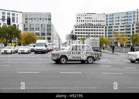 Berlin street Szene mit einem Trabi World tour Trabant Ostdeutschen auto im verkehr am Potsdamer Platz, Berlin, Deutschland, EU KATHY DEWITT Stockfoto