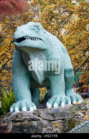 Dinosaurier im Kristallpalast, Iguanodon. Das historische England gab im Februar 2020 bekannt, dass die Dinosaurier in das Register "Heritage at Risk" aufgenommen werden sollen. Stockfoto