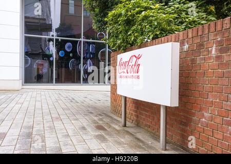 Melden Sie außen Coca-Cola Enterprises Ltd, Europazentrale für die Abfüllung, Uxbridge, größere London, UK Stockfoto